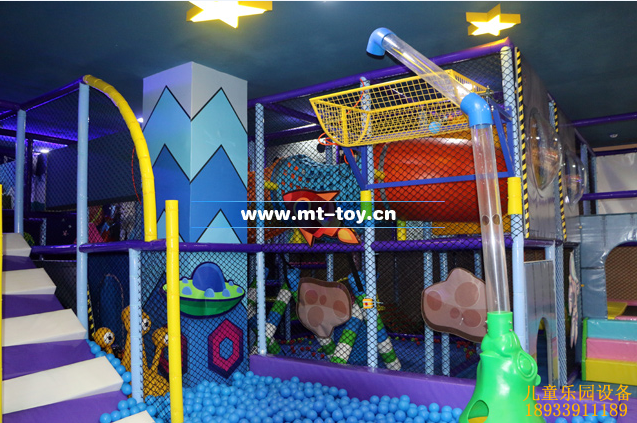 留守儿童一大早就‘泡’到书屋里